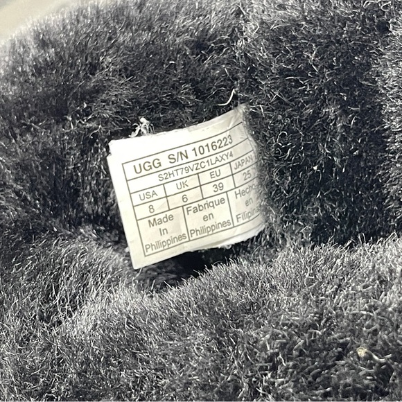 UGG Classic II Short Black 1016223-BLK - Picture 11 of 16